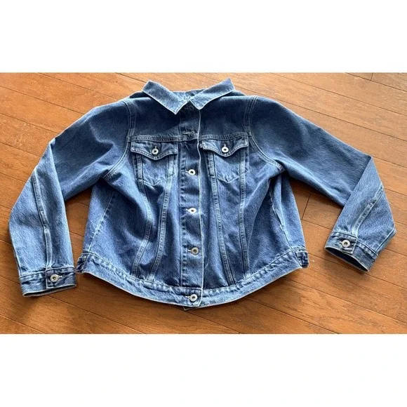 Rare Levi's Denim Jacket Women's Medium Back Pleat Detail Medium Wash
